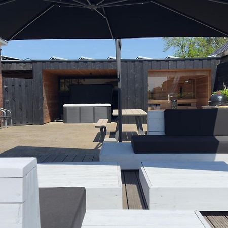 Puur Eastermar - Monumentaal, Authentiek En Luxe Koetshuis Aan Open Vaarwater Met Jacuzzi En Sauna Oostermeer Esterno foto