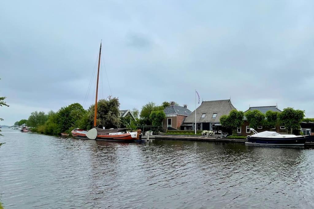 Puur Eastermar - Monumentaal, Authentiek En Luxe Koetshuis Aan Open Vaarwater Met Jacuzzi En Sauna Oostermeer Esterno foto