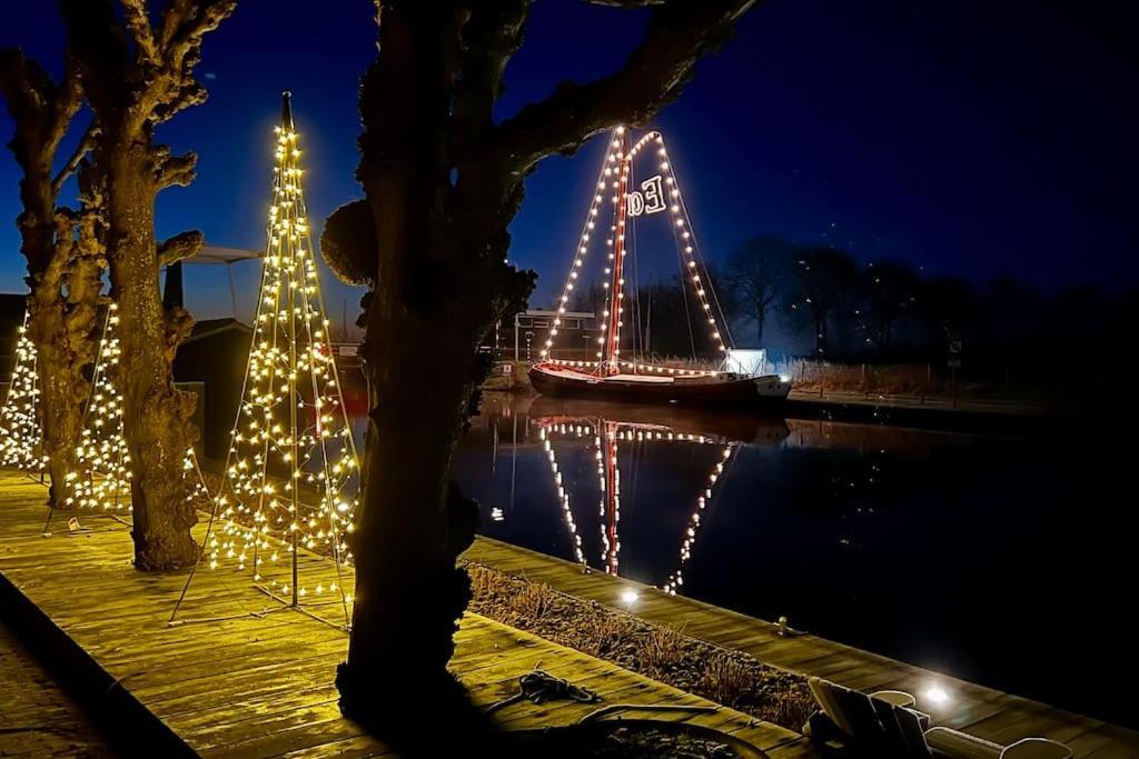 Puur Eastermar - Monumentaal, Authentiek En Luxe Koetshuis Aan Open Vaarwater Met Jacuzzi En Sauna Oostermeer Esterno foto