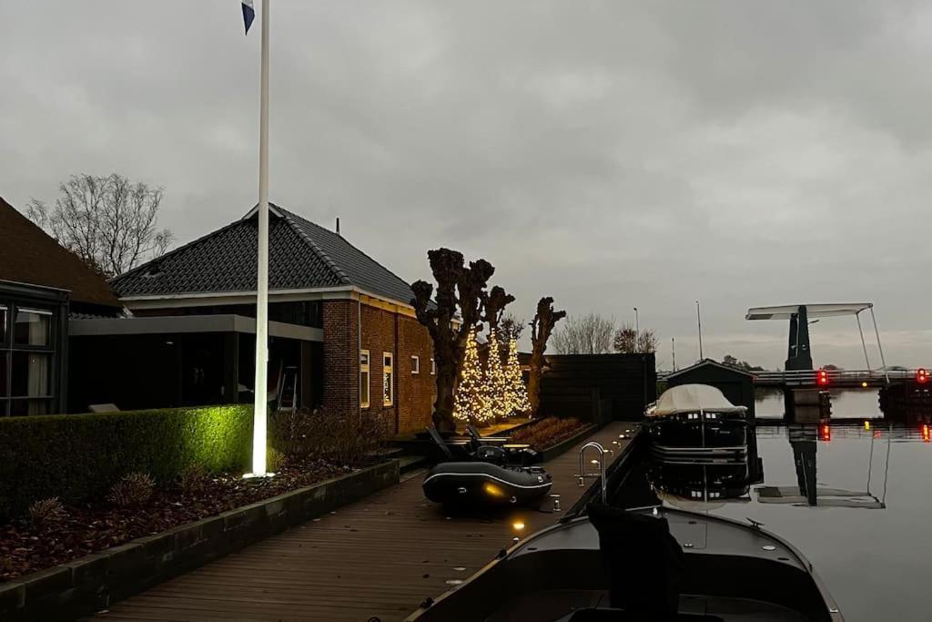 Puur Eastermar - Monumentaal, Authentiek En Luxe Koetshuis Aan Open Vaarwater Met Jacuzzi En Sauna Oostermeer Esterno foto