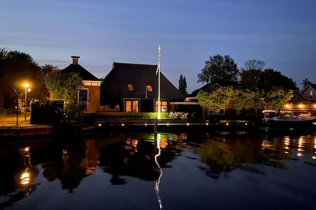 Puur Eastermar - Monumentaal, Authentiek En Luxe Koetshuis Aan Open Vaarwater Met Jacuzzi En Sauna Oostermeer Esterno foto