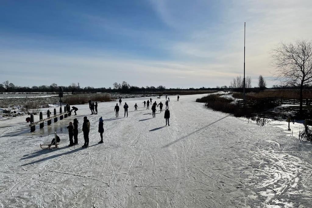 Puur Eastermar - Monumentaal, Authentiek En Luxe Koetshuis Aan Open Vaarwater Met Jacuzzi En Sauna Oostermeer Esterno foto