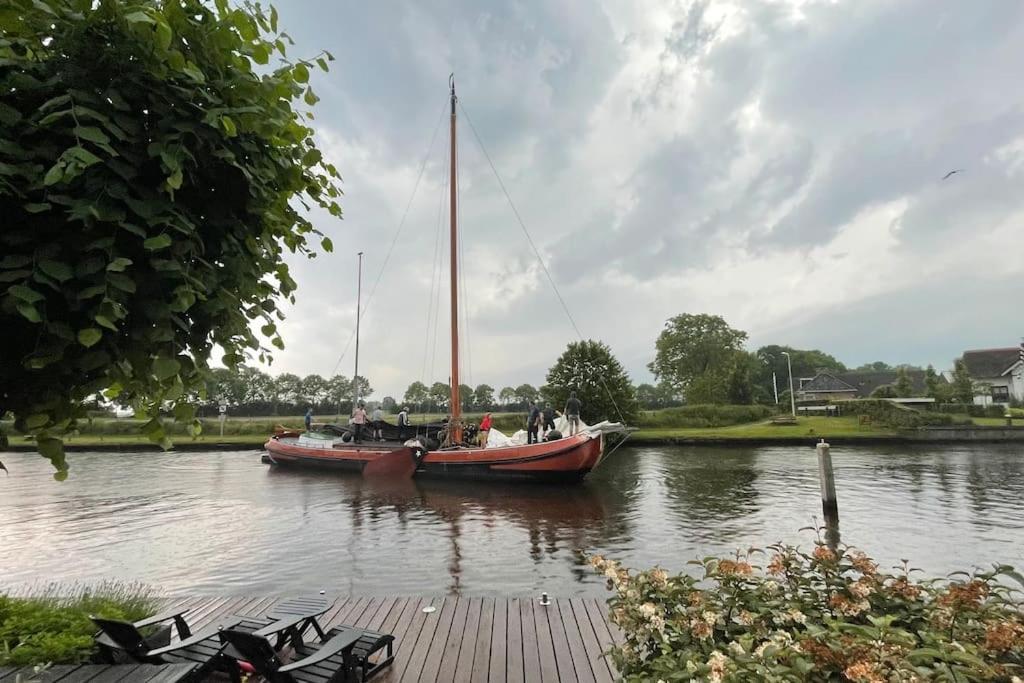 Puur Eastermar - Monumentaal, Authentiek En Luxe Koetshuis Aan Open Vaarwater Met Jacuzzi En Sauna Oostermeer Esterno foto
