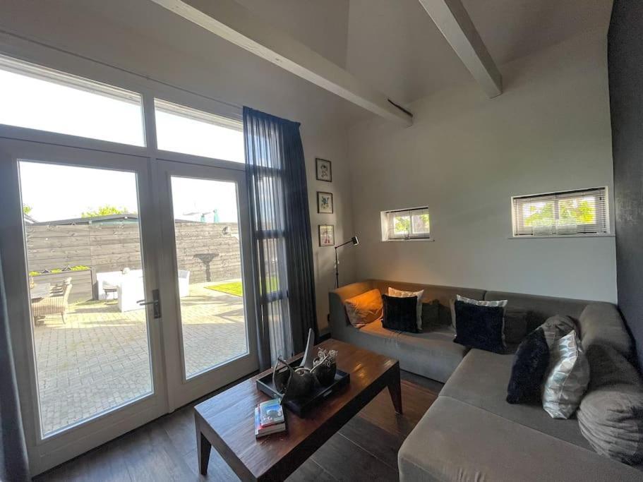 Puur Eastermar - Monumentaal, Authentiek En Luxe Koetshuis Aan Open Vaarwater Met Jacuzzi En Sauna Oostermeer Esterno foto