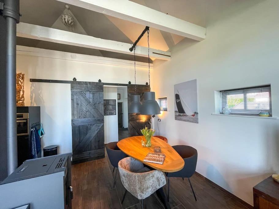 Puur Eastermar - Monumentaal, Authentiek En Luxe Koetshuis Aan Open Vaarwater Met Jacuzzi En Sauna Oostermeer Esterno foto