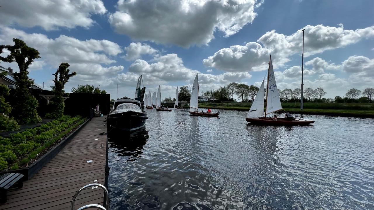 Puur Eastermar - Monumentaal, Authentiek En Luxe Koetshuis Aan Open Vaarwater Met Jacuzzi En Sauna Oostermeer Esterno foto