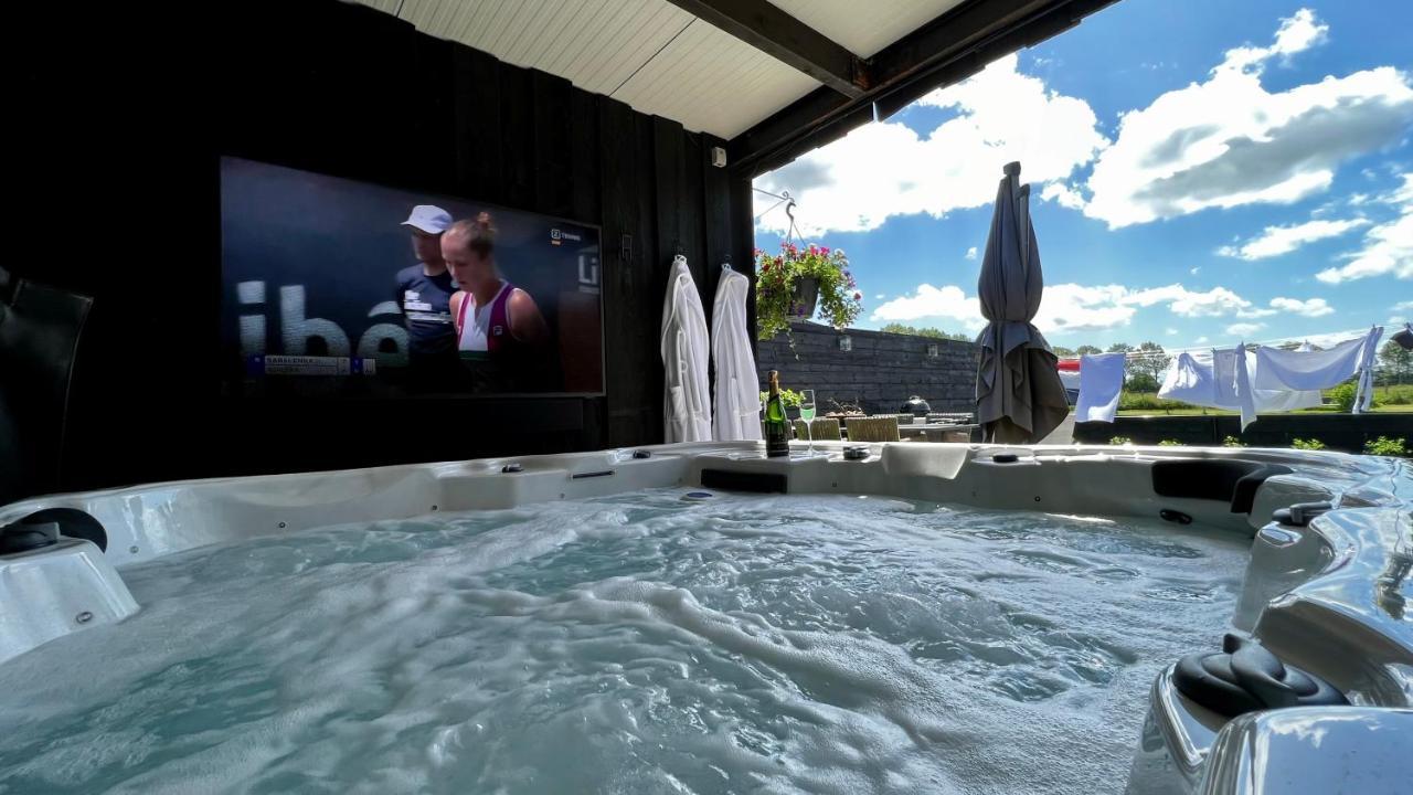 Puur Eastermar - Monumentaal, Authentiek En Luxe Koetshuis Aan Open Vaarwater Met Jacuzzi En Sauna Oostermeer Esterno foto