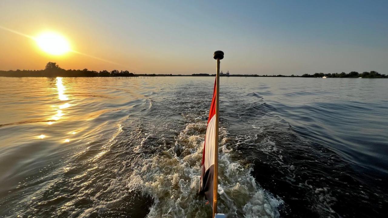 Puur Eastermar - Monumentaal, Authentiek En Luxe Koetshuis Aan Open Vaarwater Met Jacuzzi En Sauna Oostermeer Esterno foto