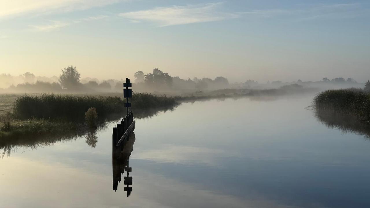 Puur Eastermar - Monumentaal, Authentiek En Luxe Koetshuis Aan Open Vaarwater Met Jacuzzi En Sauna Oostermeer Esterno foto