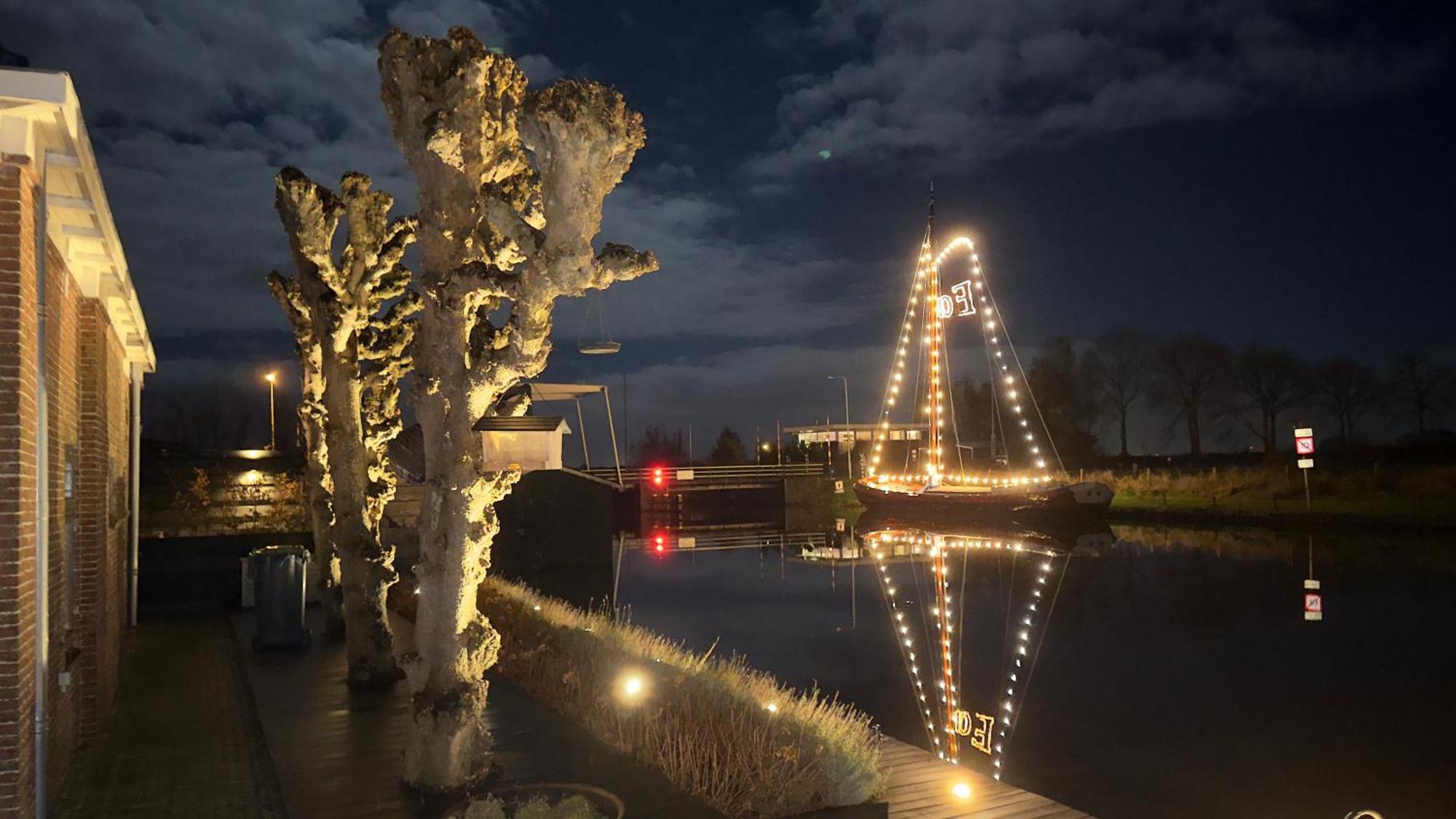 Puur Eastermar - Monumentaal, Authentiek En Luxe Koetshuis Aan Open Vaarwater Met Jacuzzi En Sauna Oostermeer Esterno foto
