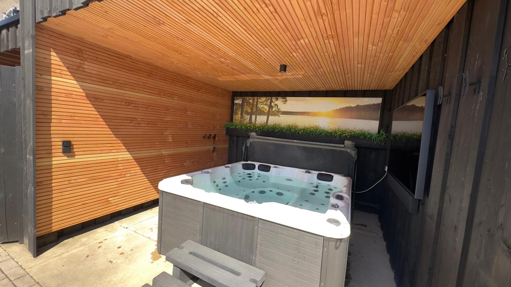 Puur Eastermar - Monumentaal, Authentiek En Luxe Koetshuis Aan Open Vaarwater Met Jacuzzi En Sauna Oostermeer Esterno foto