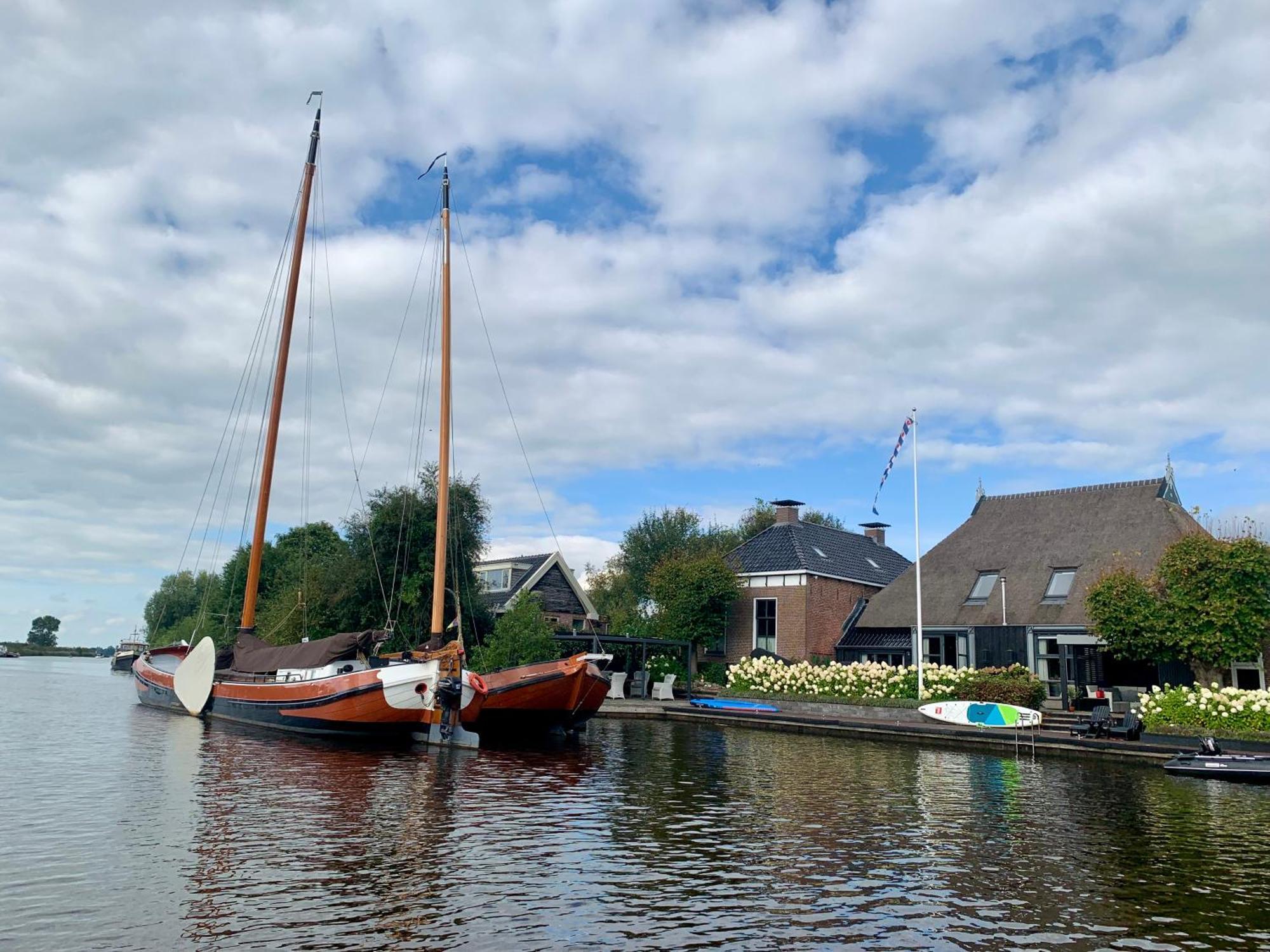 Puur Eastermar - Monumentaal, Authentiek En Luxe Koetshuis Aan Open Vaarwater Met Jacuzzi En Sauna Oostermeer Esterno foto