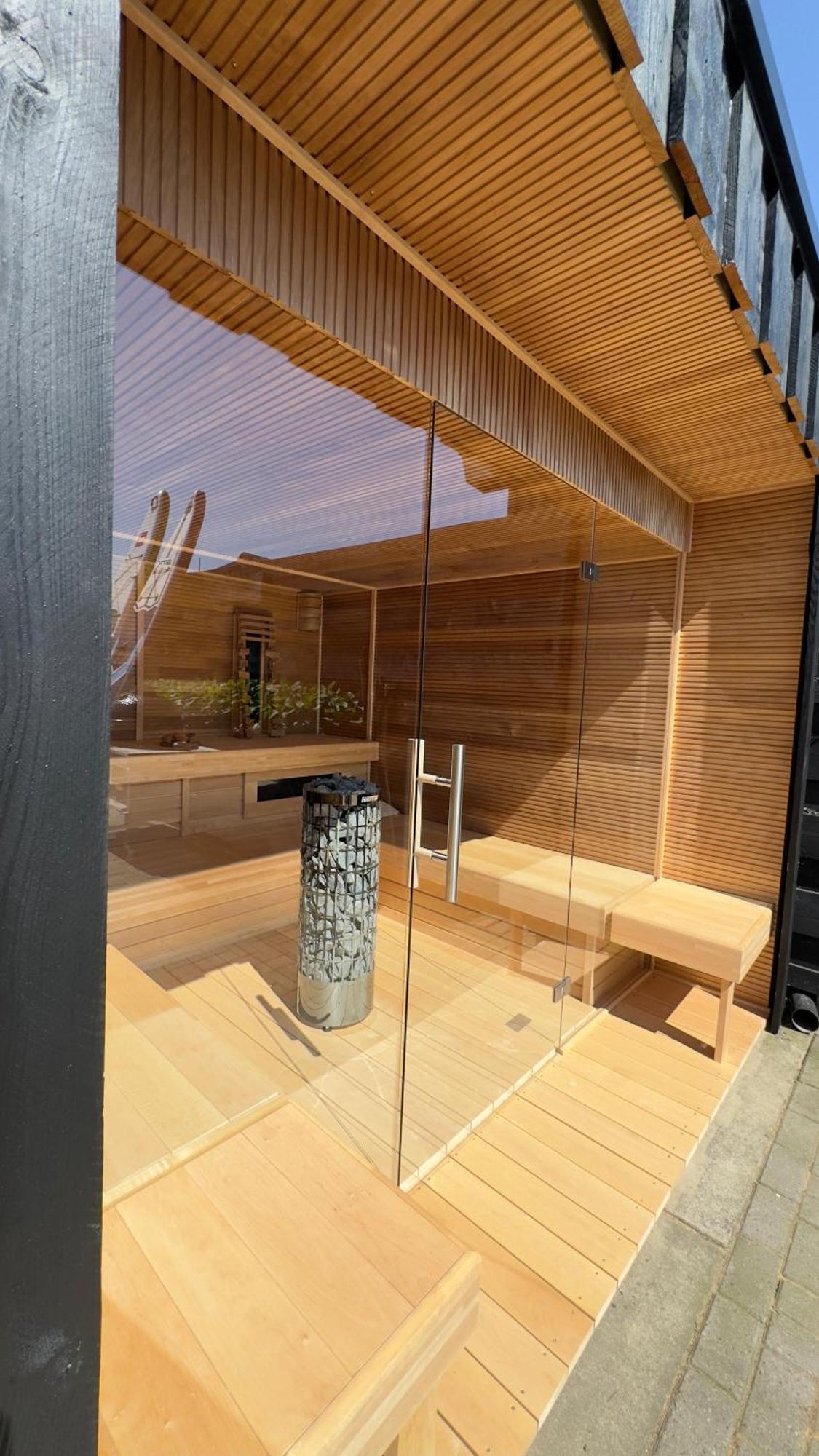 Puur Eastermar - Monumentaal, Authentiek En Luxe Koetshuis Aan Open Vaarwater Met Jacuzzi En Sauna Oostermeer Esterno foto