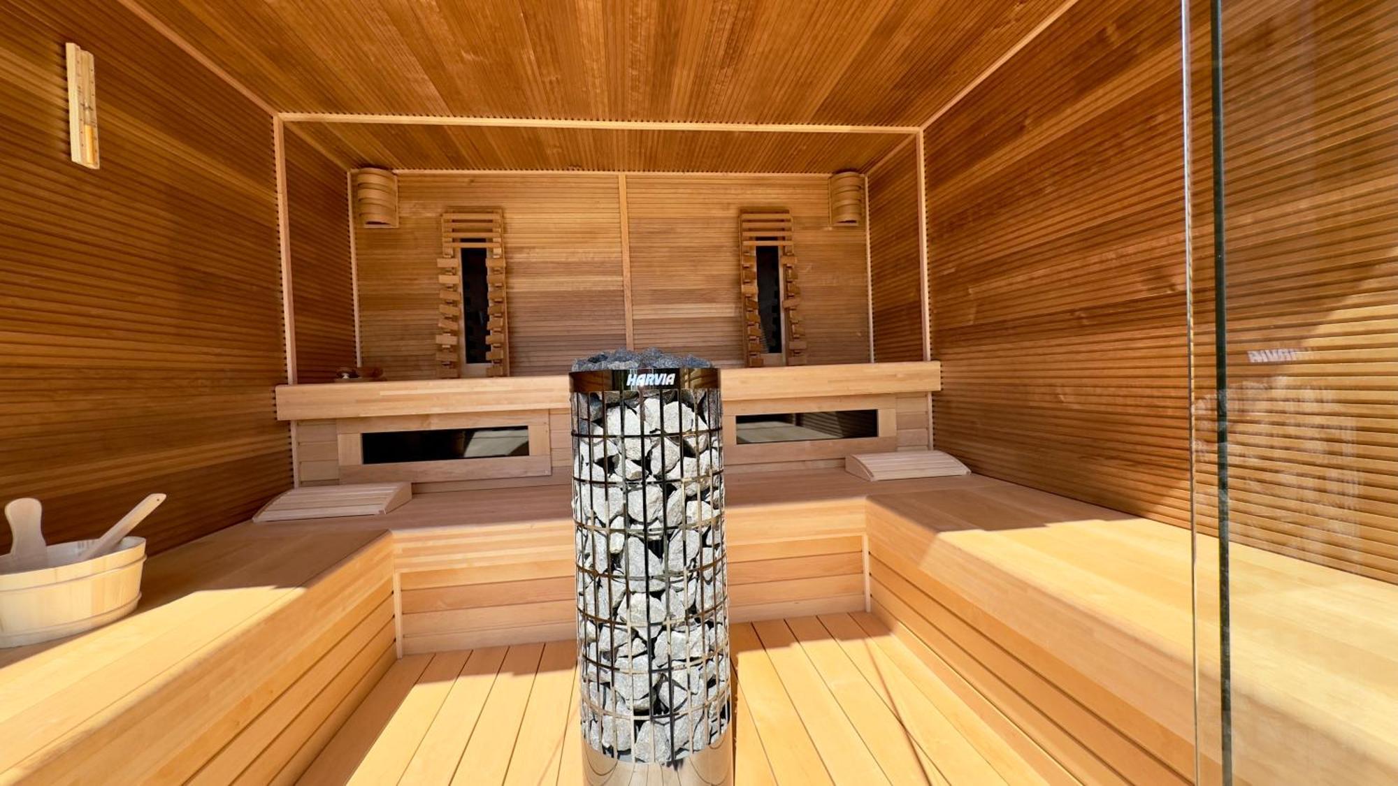 Puur Eastermar - Monumentaal, Authentiek En Luxe Koetshuis Aan Open Vaarwater Met Jacuzzi En Sauna Oostermeer Esterno foto
