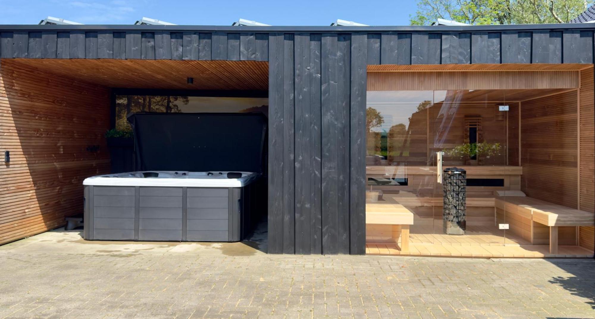 Puur Eastermar - Monumentaal, Authentiek En Luxe Koetshuis Aan Open Vaarwater Met Jacuzzi En Sauna Oostermeer Esterno foto